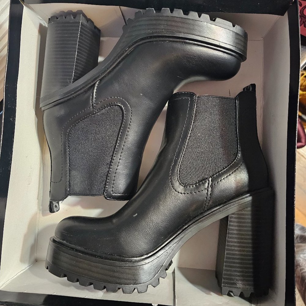 GBG Los Angeles Starly Chelsie platform ankle boots